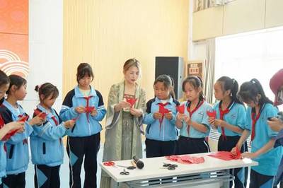 雙語(yǔ)架橋，童心傳韻 我校師生赴移民小學(xué)開(kāi)展“道中華之美”文化展演交流活動(dòng)